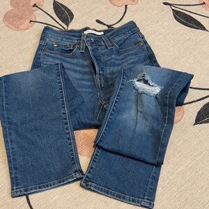 💰2 for $30!! Bundle and Save 💰
[Levis’s] Blue Distressed Jeans